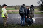 Grænsebetjente tjekker pas ved grænseovergangen mellem Danmark og Tyskland. Foto: Martin Lehmann/POLFOTO