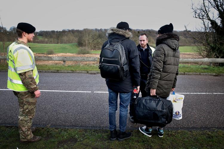 Grænsebetjente tjekker pas ved grænseovergangen mellem Danmark og Tyskland. Foto: Martin Lehmann/POLFOTO