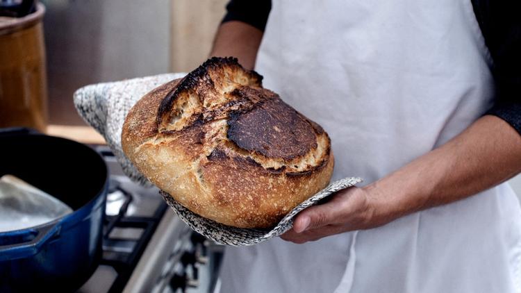 »Surdejsbagning har været hypet i mange år, tidligere michelinkokke har åbnet bagerier og trukket lange køer på gaden, og bagekurser går som ja... varmt brød. Men der er flere gode grunde til, at det moderne menneske længes efter surdej«, skriver Mette Mølbak i denne signatur. Arkivfoto 