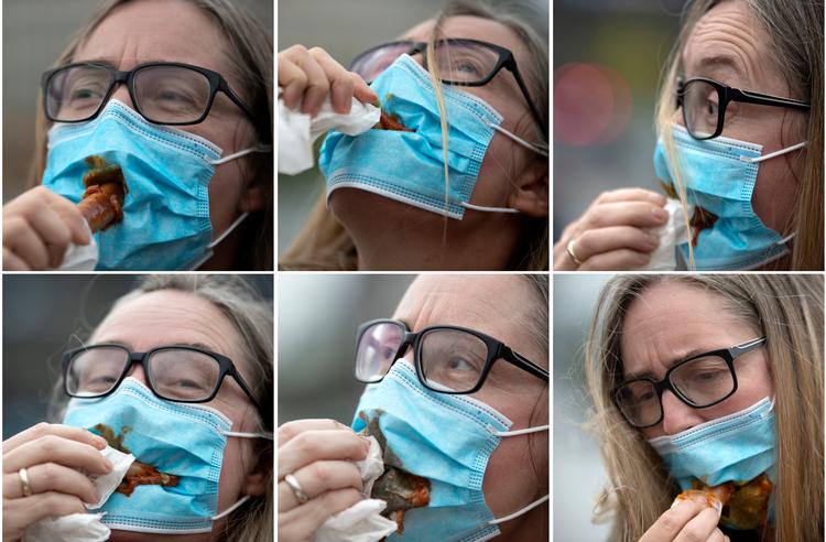 De danske pølsevogne er heldigvis ikke omfattet af mundbind, når gæsterne står op. Ibyen har anskueliggjort, hvad konsekvensen vil være, hvis regeringen skulle finde på at kræve mundbind for spisende i pølsevogne.   Foto: Annika Byrde/POLFOTO