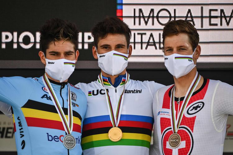 Den nykårede italienske verdensmester i enkeltstart Filippo Ganna flankeres af belgieren Wout van Aert (t.v..) og schweizeren Stefan Küng.
 Foto: Marco Bertorello/Ritzau Scanpix