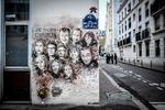   Det første terrorangreb på Charlie Hebdo i 2015 kostede 12 mennesker livet. De er portrætteret af den franske kunstner Christian Guemy på billedet her, som politifolk kigger på.
 Foto: Stephane De Sakutin/Ritzau Scanpix