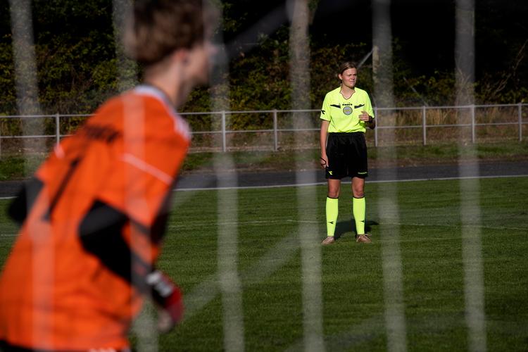 Dommerjobbet kan være ensomt, selv om vedkommende er omgivet af spillere, trænere og tilskuere. Og opbakningen fra f.eks. DBU er omstridt. Dette billede er ikke fra den omtalte kamp med den 17-årige dommer. Foto: Lene Esthave
