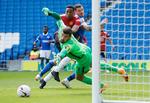 Manchester Uniteds Anthony Martial får her en afslutning blokeret af Brighton-målmand Matt Ryan. Senere måtte målmanden bøje sig i tillægstiden.  Foto: John Sibley/Ritzau Scanpix