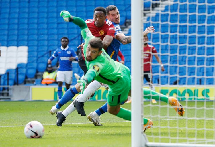 Manchester Uniteds Anthony Martial får her en afslutning blokeret af Brighton-målmand Matt Ryan. Senere måtte målmanden bøje sig i tillægstiden.  Foto: John Sibley/Ritzau Scanpix