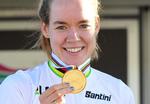 En smilende Anna van der Breggen viser stolt sin anden guldmedalje ved VM i Italien frem.
 Foto: Jennifer Lorenzini/Ritzau Scanpix