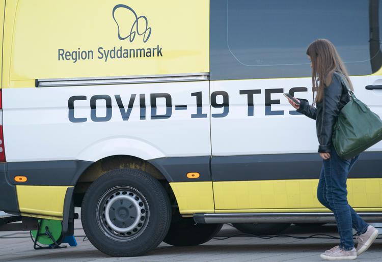 For mange danskere vælger at blive coronatestet for en sikkerheds skyld. Det går ud over dem, der rent faktisk er syge, siger formand i Danske Regioner Stephanie Lose. Foto: Claus Fisker/Ritzau Scanpix