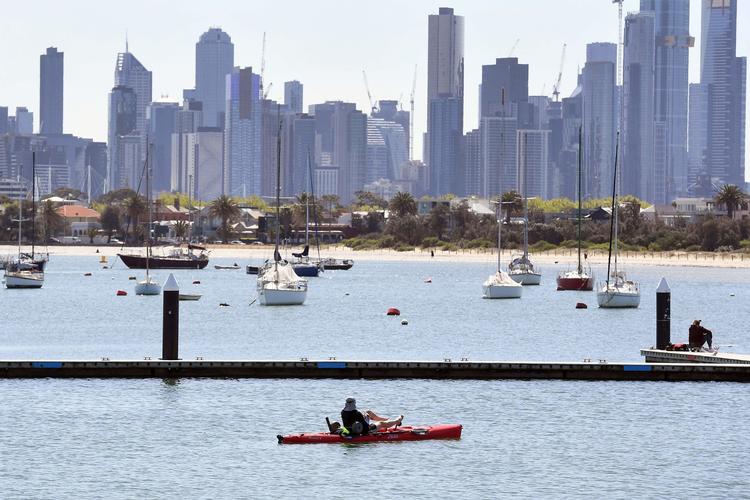 En mand fisker i Melbourne, der har haft meget stramme restriktioner i forbindelse med corona-pandemien.  Foto: William West/Ritzau Scanpix