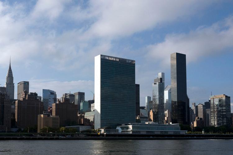 Trump Tower (th) rejser sig mod himlen i New York ved siden af FN's hovedkvarter. Trumps forretningsimperium går dog ikke så godt, skal man tro de nye skatteoplysninger. Foto: Mark Lennihan/AP/Ritzau Scanpix