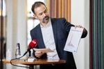 Aarhus-borgmester Jacob Bundsgaard (S) ses her på et pressemøde i sidste uge, hvor han orienterede om covid-19-situationen i landets næststørste by. Han mener, at mediestøtten til lokale og regionale medier bør stige, men ikke på bekostning af de landsdækkende medier.  Foto: Mikkel Berg Pedersen/Ritzau Scanpix