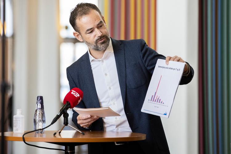 Aarhus-borgmester Jacob Bundsgaard (S) ses her på et pressemøde i sidste uge, hvor han orienterede om covid-19-situationen i landets næststørste by. Han mener, at mediestøtten til lokale og regionale medier bør stige, men ikke på bekostning af de landsdækkende medier.  Foto: Mikkel Berg Pedersen/Ritzau Scanpix