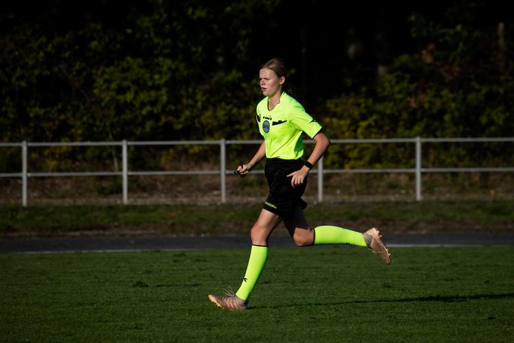 Egernsund undskylder 18-årig dommer for skub, spyt og groft tilråb. Her ses dommeren til et efterskoleopgør uden sammenhæng til hændelsen. Foto: Lene Esthave