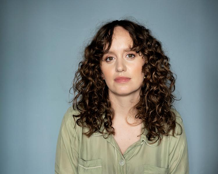 Forfatter Olga Ravns bog 'De Ansatte' er blevet til med inspiration fra Lea Guldditte Hestelunds udstilling 'Consumed future spewed up as present' , der kunne ses på Overgaden i 2018. Foto: Lærke Posselt