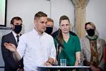 Ingen fra Veganerpartiet stillede op til interview efter partiets pressemøde mandag. Det overraskede journalisterne, der stod klar med kameraer og mikrofoner. »Det har jeg aldrig oplevet før«, lød det blandt andet.  Foto: Jens Dresling/POLFOTO