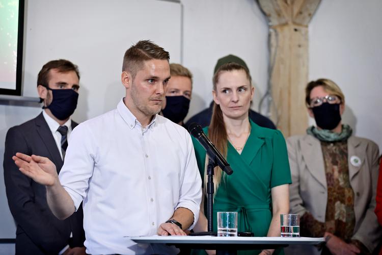 Ingen fra Veganerpartiet stillede op til interview efter partiets pressemøde mandag. Det overraskede journalisterne, der stod klar med kameraer og mikrofoner. »Det har jeg aldrig oplevet før«, lød det blandt andet.  Foto: Jens Dresling/POLFOTO