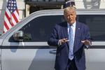     WASHINGTON, DC - SEPTEMBER 28: U.S. President Donald Trump talks about the new Endurance all-electric pickup truck on the south lawn of the White House on September 28, 2020 in Washington, DC. They bought the old GM Lordstown plant in Ohio to build the Endurance all-electric pickup truck, inside those four wheels are electric motors similar to electric scooters. Tasos Katopodis/Getty Images/AFP == FOR NEWSPAPERS, INTERNET, TELCOS &amp; TELEVISION USE ONLY ==   Foto: Tasos Katopodis/Ritzau Scanpix