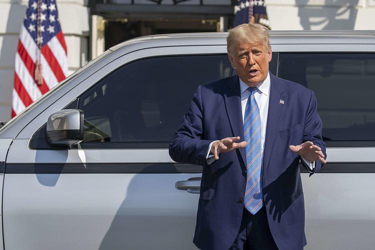     WASHINGTON, DC - SEPTEMBER 28: U.S. President Donald Trump talks about the new Endurance all-electric pickup truck on the south lawn of the White House on September 28, 2020 in Washington, DC. They bought the old GM Lordstown plant in Ohio to build the Endurance all-electric pickup truck, inside those four wheels are electric motors similar to electric scooters. Tasos Katopodis/Getty Images/AFP == FOR NEWSPAPERS, INTERNET, TELCOS &amp; TELEVISION USE ONLY ==   Foto: Tasos Katopodis/Ritzau Scanpix