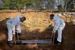 Endnu et offer for corona bliver begravet på The Vila Formosa Cemetery i São Paulo. Brasilien er sammen USA og Indien de tre hårdest ramte lande, hvis man antallet af smittede i absolutte tal. Foto: Mads Nissen/POLFOTO