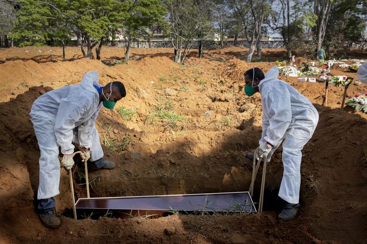 Endnu et offer for corona bliver begravet på The Vila Formosa Cemetery i São Paulo. Brasilien er sammen USA og Indien de tre hårdest ramte lande, hvis man antallet af smittede i absolutte tal. Foto: Mads Nissen/POLFOTO