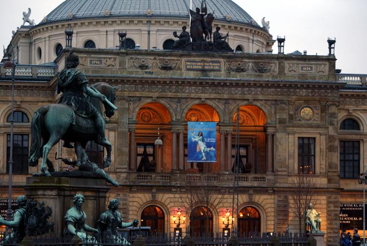 I december kan du som en del af konceptet 'Vie i det fri' blive viet på Det Kongelige Teaters balkon med udsigt over julebelysningen på Kongens Nytorv. Foto: Johnny Frederiksen/POLFOTO