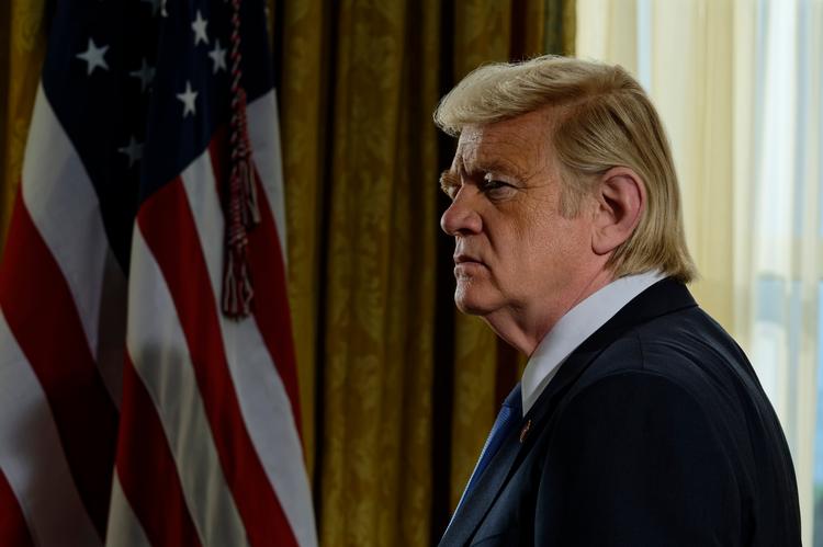 Brendan Gleeson spiller USA's præsident, Donald Trump, som Marlon Brando spillede Don Corleone i Coppolas mesterværk 'The Godfather'. Men med en snert af pastiche.  
