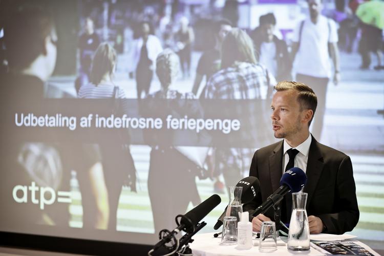 Beskæftigelsesminister Peter Hummelgaard har her til morgen bekræftet, at man nu kan anmode om de indefrosne feriepenge.
»Vi ved, at mange virksomheder har svært ved at få økonomien til at løbe rundt på grund af coronakrisen, og en saltvandsindsprøjtning kan være med til at få gang i hjulene og dermed redde arbejdspladser«, siger han. Foto: Jens Dresling/POLFOTO