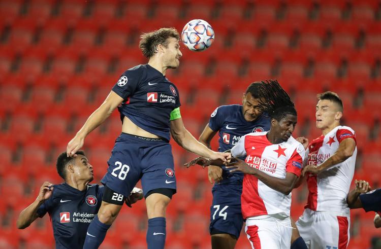 Som anfører og forsvarsdirigent er Erik Sviatchenko nok den vigtigste figur, når FC Midtjyllands stærke defensiv atter skal imponere mod Slavia Prag, der er eneste forhindring tilbage på vejen mod Champions League. Foto: David W Cerny/Ritzau Scanpix