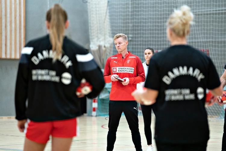 Syv måneder efter at han blev udnævnt, skal Jesper Jensen nu for første gang stå i spidsen for det danske kvindelandshold i en kamp. Modstanderen bliver ingen ringere end Norge. Foto: Henning Bagger/Ritzau Scanpix