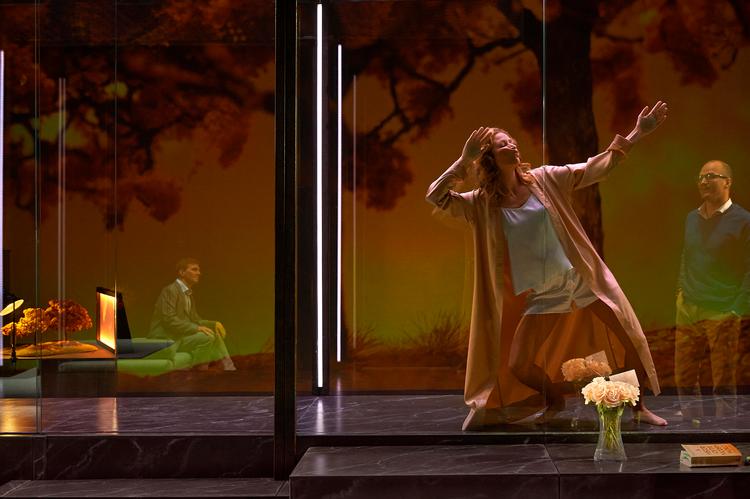Bolette Nørregaard Bang i rollen som den manipulerende Hedda Gabler, der ender med at skyde sig selv. Derudover medvirker Ferdinand Falsen Hiis, Line Nørholt, Marcus Gad Johansen og Martin Ringsmose. Foto: Allan Toft