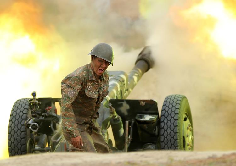 En soldat fra Karabakhs hær affyrer en kanon.  Foto: Handout/Ritzau Scanpix