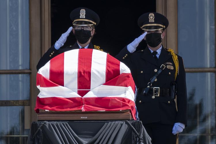 Ruth Bader Ginsburg blev tirsdag bisat ved en privat ceremoni på militærkirkegården Arlington nær Washington D.C. Foto: Andrew Caballero-reynolds/Ritzau Scanpix