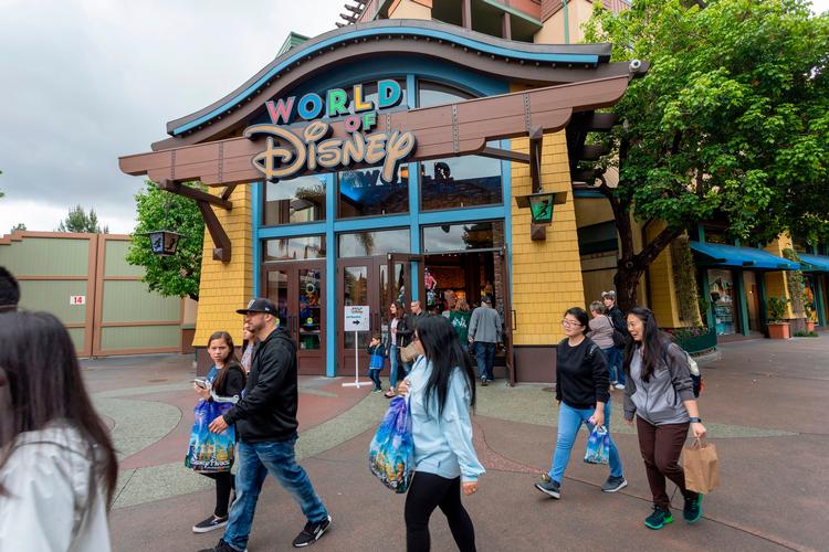 Disneys parker lukkede i foråret, da corona begyndte at sprede sig i USA. På billedet ses World of Disney-butikken i Anaheim, Californien.   Foto: David Mcnew/Ritzau Scanpix