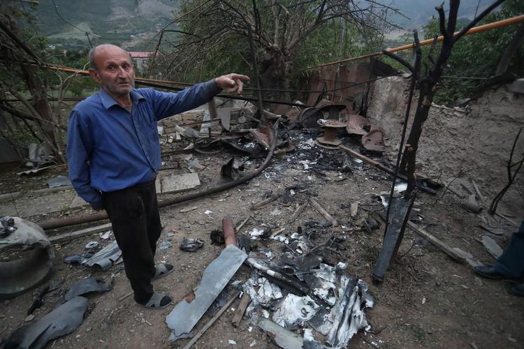  Nagorno-Karabakh - fremvisning af et hjem, der angiveligt er beskudt og ødelagt af aserbajdsjanske styrker i byen Hadrut.    Foto: Vahram Baghdasaryan/Ritzau Scanpix