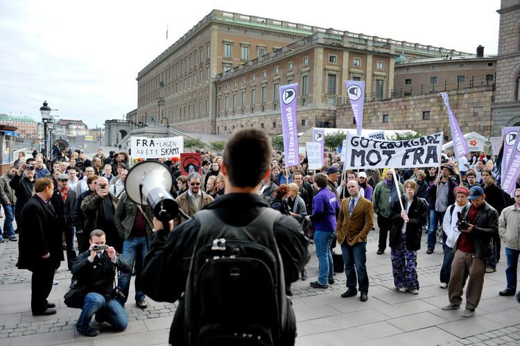 Demonstrationer i Sverige i september 2008 om spiontjenesten FRA's foreslåede ret til at aflytte borgeres kommunikation via fiberkabler.  Foto: Jessica Gow/Ritzau Scanpix