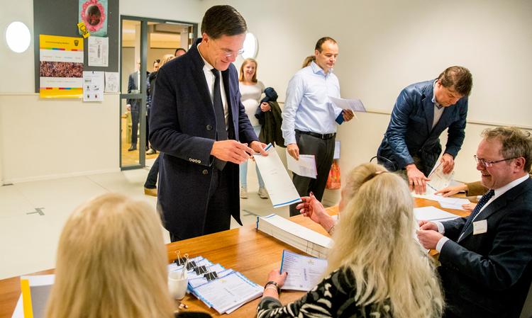 Den hollandske premierminister Mark Rutte afgiver sin stemme til folkeafstemningen 21. marts 2018 om at give landets spiontjeneste adgang til at aflytte fiberkabler med kommunikation om borgerne.  Foto: Jerry Lampen/Ritzau Scanpix