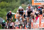 Schweizeren Marc Hirschi holder franskmanden Benoit Cosnefroy bag sig på de sidste meter af det belgiske WorldTour-løb Flèche Wallonne. Foto: Kristof Van Accom/Ritzau Scanpix