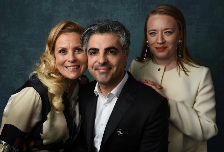 Filminstruktøren Feras Fayyad poserer til Oscar-uddelingen 2020 flankeret af Sigrid Dyekjær og Kirstine Barfod, der begge er chefer hos Danish Documentary.  Foto: Chris Pizzello/Ritzau Scanpix