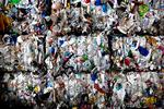 Plastik er en populær vare. Hvert minut bliver der købt 1.000.000 plastflasker.  Foto: Finn Frandsen/POLFOTO