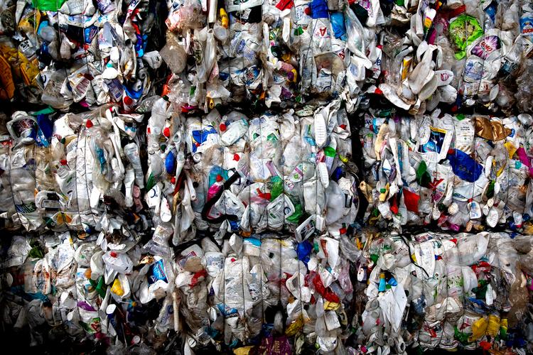 Plastik er en populær vare. Hvert minut bliver der købt 1.000.000 plastflasker.  Foto: Finn Frandsen/POLFOTO