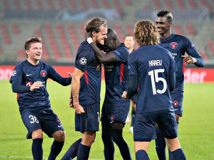 Alexander Scholz kunne dårligt være i sin egen krop, efter at han havde bragt FC Midtjylland foran med 2-1 mod Slavia Prag og blev tiljublet på vejen mod Champions League.  Foto: Henning Bagger/Ritzau Scanpix