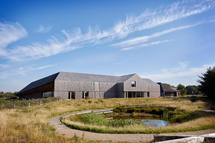 Arkitekt Dorte Mandrups Vadehavscenter falder naturligt ind i de barske, vestjyske omgivelser med sit ståtag, flere stråtækkede ydervægge og robinialister. Foto: Morten Langkilde