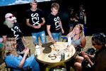 Sex og samfund spiller kortspil med spørgsmål om etiske dilemmaer og grænseoverskridende adfærd på Roskilde Festival. Lignende foreslås på landets ungdomsuddannelser.  Foto: Andreas Haubjerg/POLFOTO