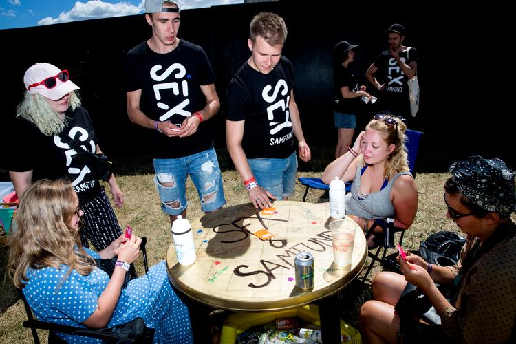 Sex og samfund spiller kortspil med spørgsmål om etiske dilemmaer og grænseoverskridende adfærd på Roskilde Festival. Lignende foreslås på landets ungdomsuddannelser.  Foto: Andreas Haubjerg/POLFOTO