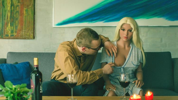 Satireformatet Pøllehullet præsenterer os blandt andre for Sofus, der har købt sig en meget vellignende sexdukke. Det er svært at vide, om det er sjovt eller tragisk. Foto: DR