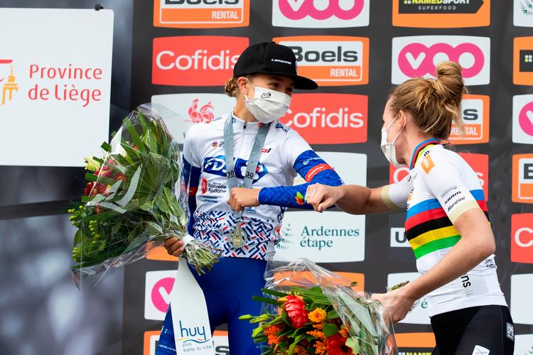 Sådan så det ud, da Cecilie Uttrup (t.v.) og Anne van der Breggen podiehilste på hinanden  ved Fleché Wallone.  Foto: Kristof Van Accom/Ritzau Scanpix