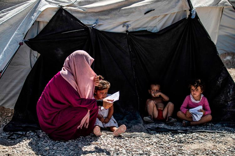 Udenrigsministeriet har kontakt til 19 børn af danske eller tidligere danske statsborgere, der sidder i al-Hol- eller al-Roj-lejrene sammen med deres mødre. Halvdelen af dem er født i Danmark. (Photo by Delil SOULEIMAN / AFP)   Foto: Delil Souleiman/Ritzau Scanpix