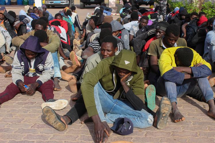  En gruppe migranter nåede ikke ud på Middelhavet, før de blev tilbageholdt af de libyske >myndigheder. Alene i år menes 8.435 flygtende at være hentet tilbage til Libyen af kystvagten.  Foto: Ayman Al-sahili/Ritzau Scanpix