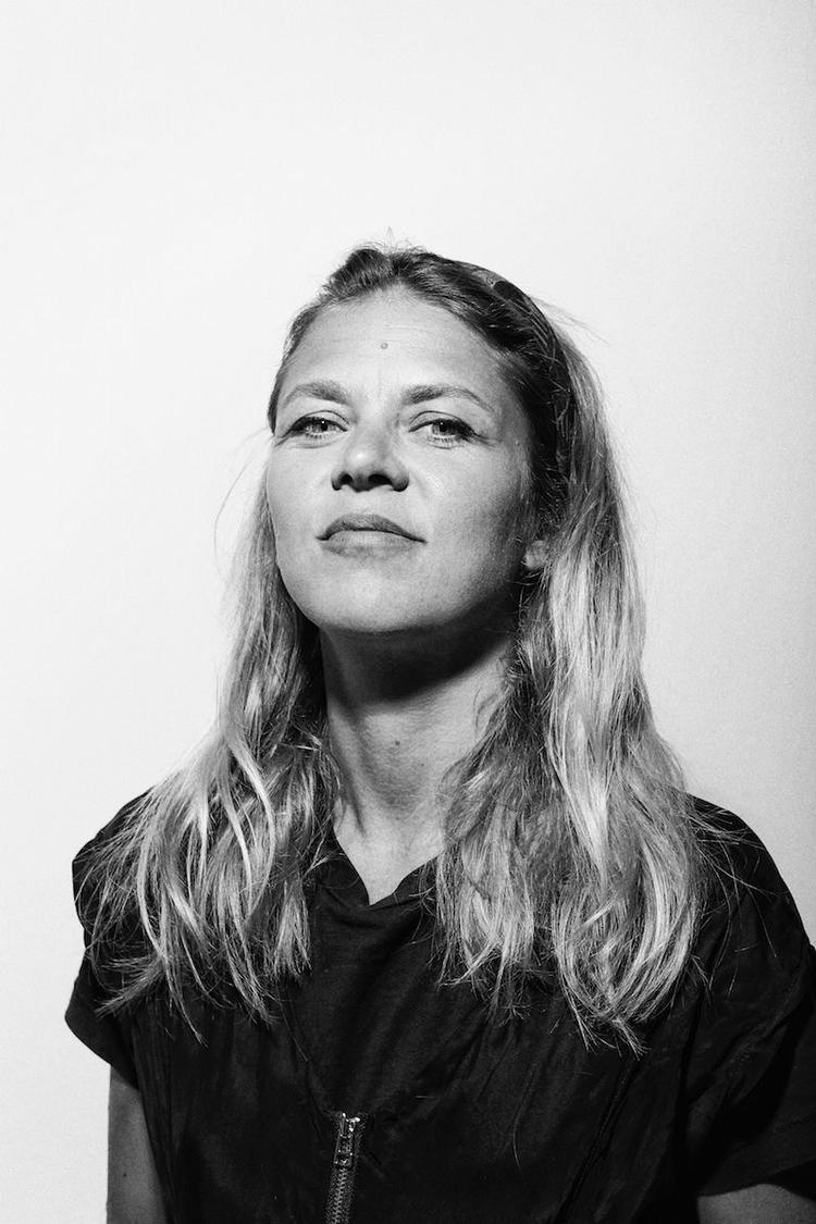 Zara Wölck skrider tilbage ind i sin egen fortælling med rå følsomhed. Hun har tilrettelagt 'Mine smukke veninder'.   Foto: Brian Berg