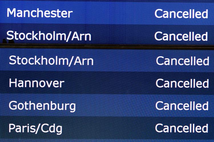 Arkivfoto fra Københavns Lufthavn dengang covid-19 var skyld i aflyste fly på stribe. Nu er der både ganske få afgange og ganske få passagerer.  Foto: Finn Frandsen/POLFOTO