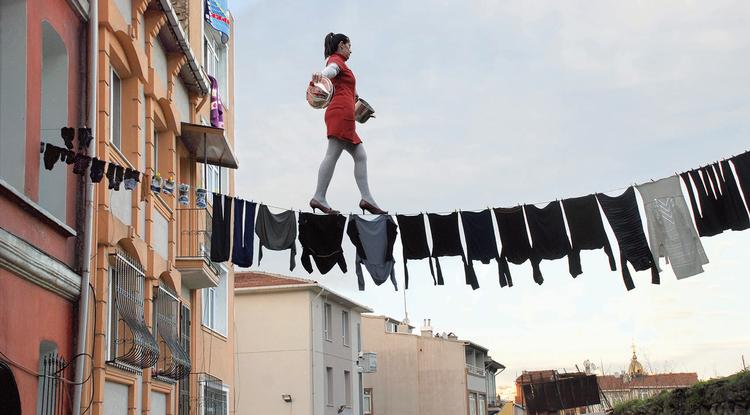 Store reklamebillboards i Istanbul skifter i de næste to uger reklamer og pr-glansbilleder ud med moderne samtidskunst.  115 kvindelige billedkunstnere, blandt andet fra Danmark, viser fotografier om køn og kvinderoller i det offentlige rum. Foto: 
Arzu Yayıntaş